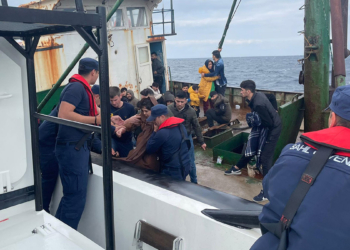 Balıkçı teknesindeki 149 kaçak göçmen kurtarıldı