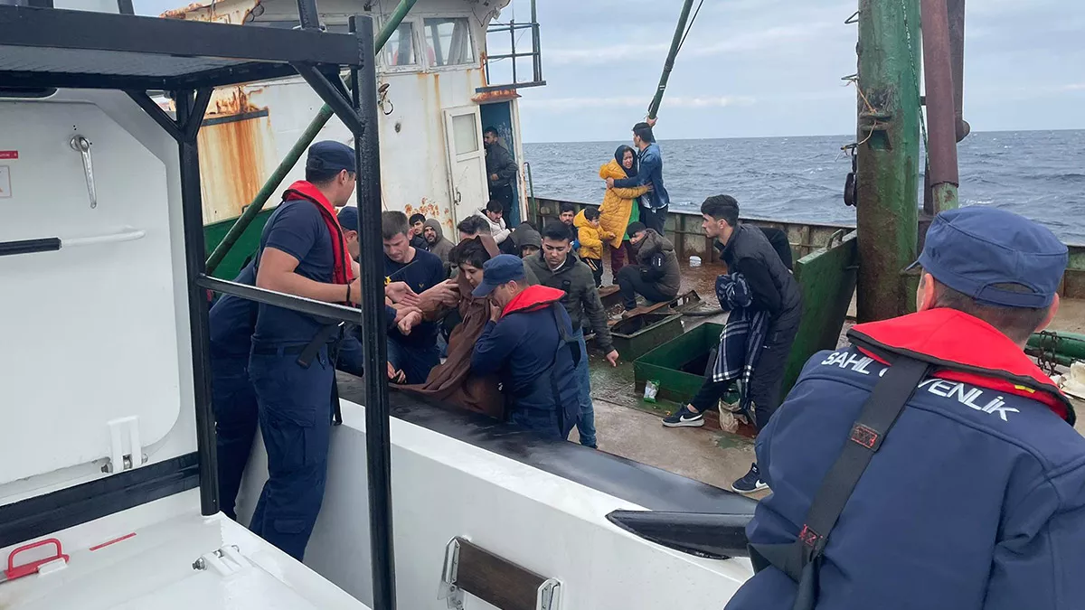 Balıkçı teknesindeki 149 kaçak göçmen kurtarıldı