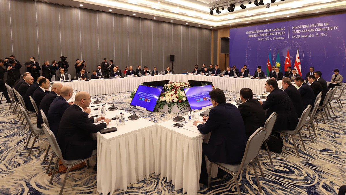 Kazakistan'da düzenlenen Türkiye-Azerbaycan-Kazakistan Üçlü Dışişleri ve Ulaştırma Bakanları İkinci Toplantısı’nın açılış konuşmasını yapan Dışişleri Bakanı Mevlüt Çavuşoğlu, “2022'de Orta Koridor'da taşınan kargo hacminin 2021’in 6 katı olması bekleniyor. Bu fırsattan yararlanmak için ulaştırma ve ticaretin önündeki engelleri kaldırmalıyız” dedi.