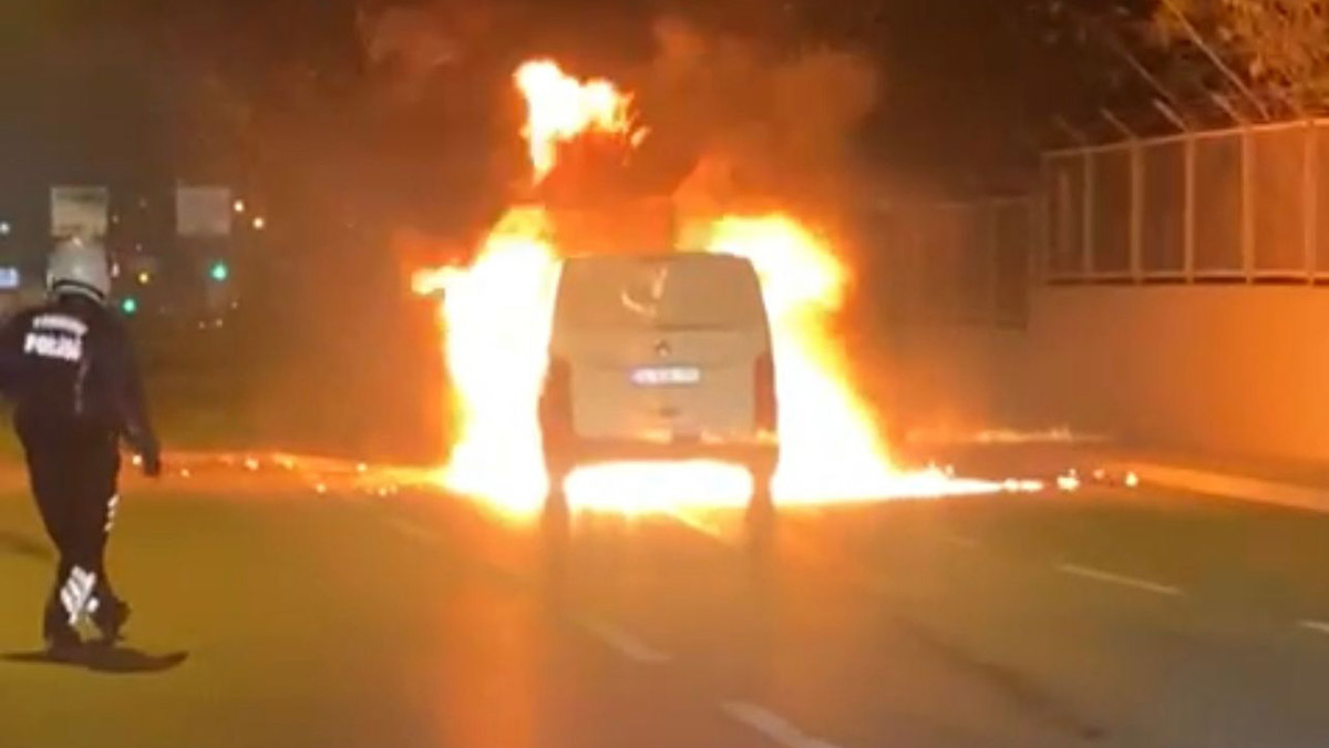 Çekmeköy'de minibüs yangını