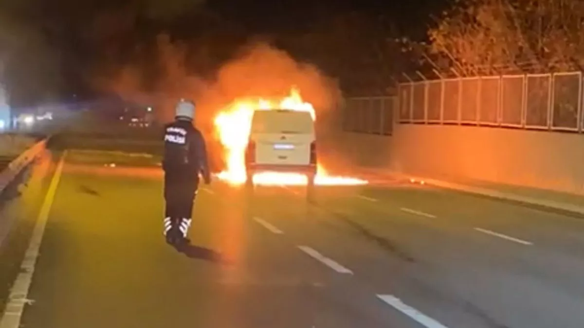 Çekmeköy'de minibüs yangını