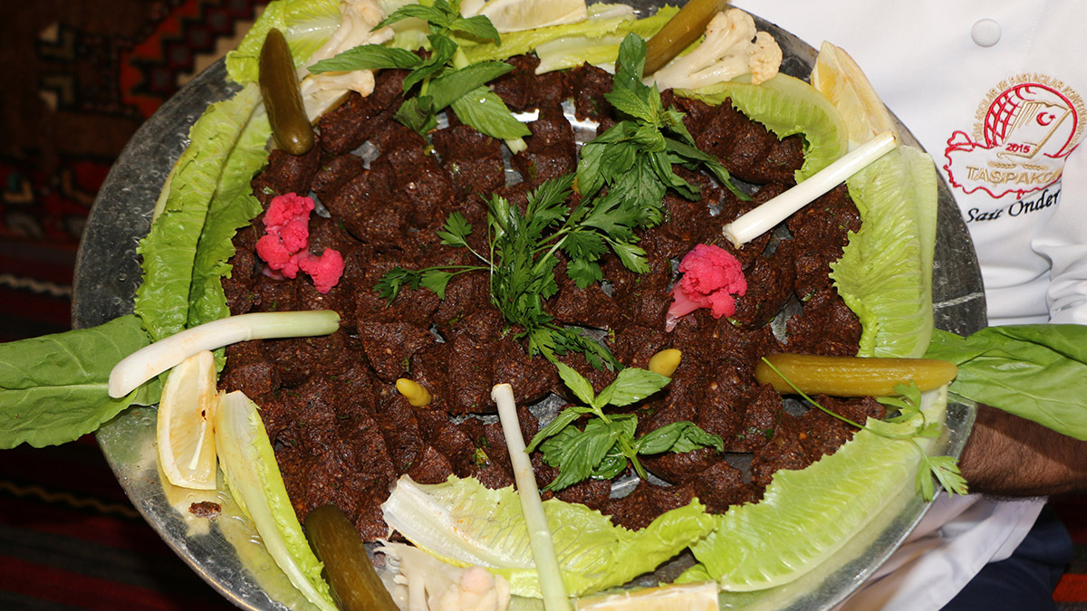 Çiğ köftede salmonella ve kötü hijyen koşullarından kaynaklanan bağırsak kökenli bakteriler saptandığı açıklandı.