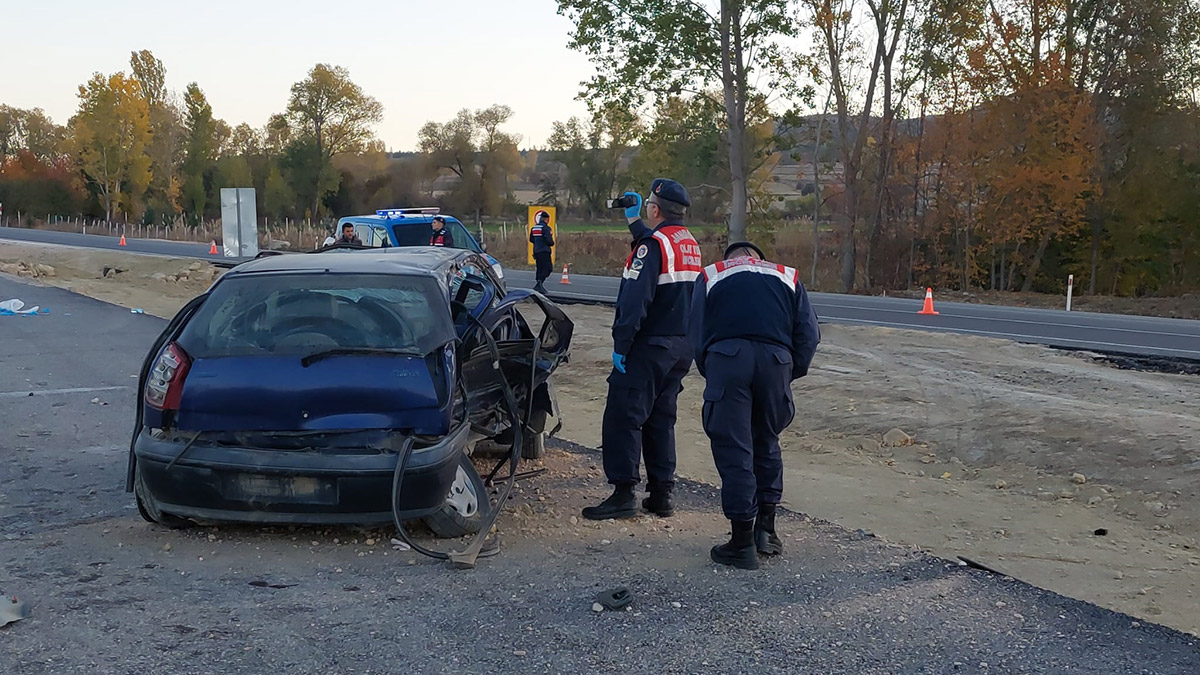 Çorum'da iki otomobilin çarpıştı; anne ve kızı öldü