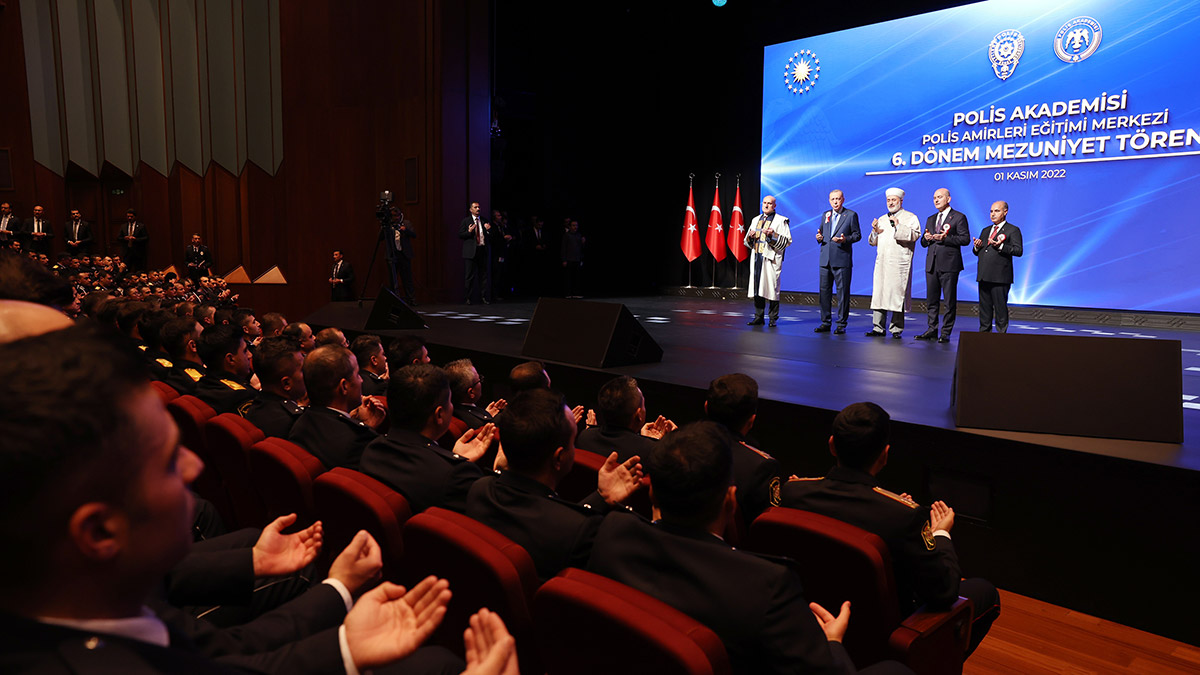 Cumhurbaşkanı Recep Tayyip Erdoğan, "Uyuşturucuyla mücadelede dünyaya örnek olacak bir başarıya sahibiz. Uyuşturucu satıcılarına öylesine göz açtırmıyoruz ki cezaevlerindeki tutuklu ve hükümlülerin 3'te birinden fazlasını oluşturan 117 bini bu suçtan demir parmaklıklar arkasındadır" dedi.