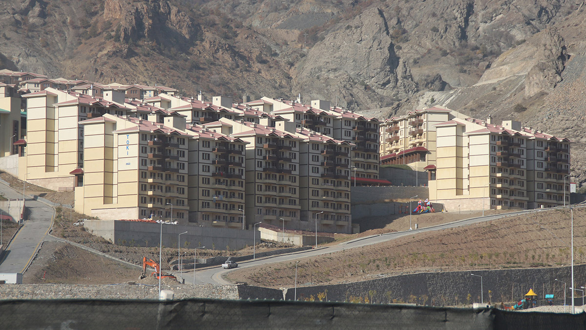 Cumhurbaşkanı Recep Tayyip Erdoğan, "Uçağımızla topumuzla SİHA'mızla teröristlerin tepesindeyiz. İnşallah en kısa sürede tankımızla askerimizle bizimle birlikte yol yürüyen ve yürüyecek olan dostlarımızla hepsinin kökünü kazıyacağız" dedi.