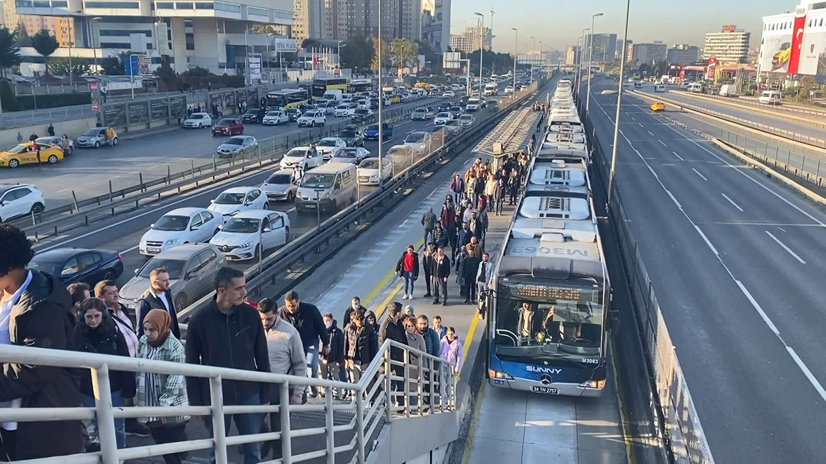 09.05'te D-100 Karayolu'nda saygı duruşu