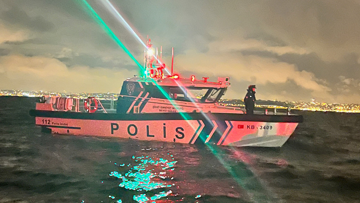Denizde gönüllü arama kurtarma faaliyetleri yürüten DAK-SAR, Fenerbahçe Burnu açıklarında gece denizde arama kurtarma tatbikatı yaptı. 