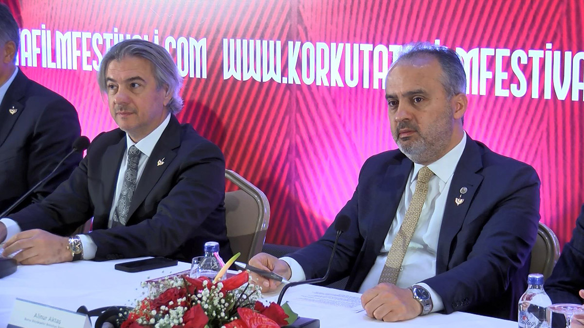 Türk Dünyası Kültür Başkenti Bursa'da, '2'nci Korkut Ata Türk Dünyası Film Festivali' kapsamında, Türk dünyasının müşterek kültürel mirasının ortak yapımlara dönüşebilmesi için gerekli zemini sunması hedefiyle 'Sinema Zirvesi' düzenlendi.