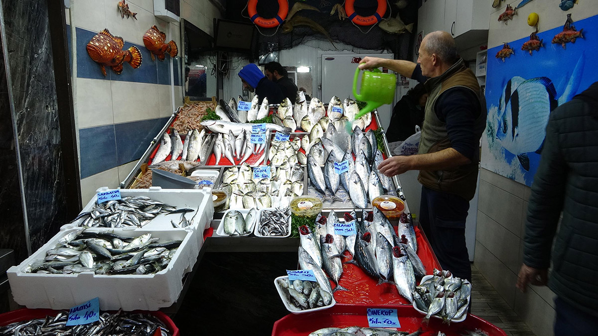 Geçen yıl özellikle Marmara Denizi'nde yoğun olarak balıkçıların ağına takılan ve 'denizin prensi' olarak bilinen lüfer, bu yıl henüz bekleneni vermedi.