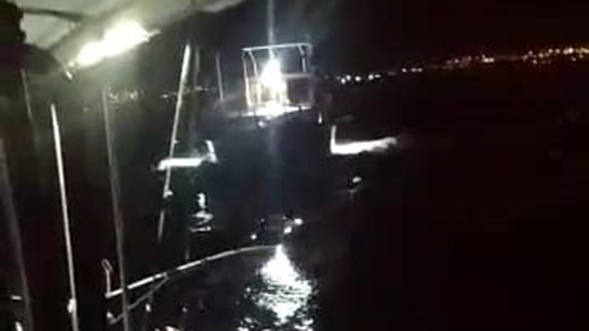 Denizi paylaşamadılar; balıkçı teknesini diğer teknenin üzerine sürüp çarpması cep telefonu kamerası ile kaydedildi.