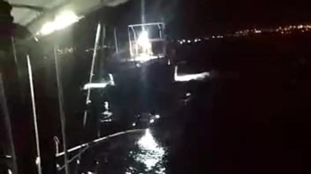 Denizi paylaşamadılar; balıkçı teknesini diğer teknenin üzerine sürüp çarpması cep telefonu kamerası ile kaydedildi.  