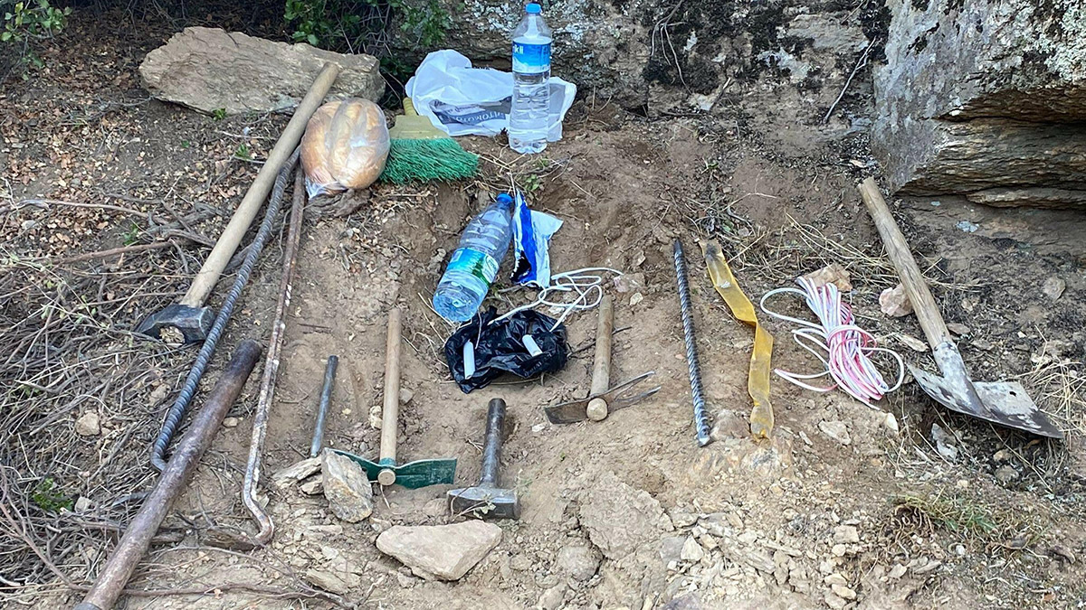 Dinamit patlatıp kazı yapan 4 şüpheliye suçüstü