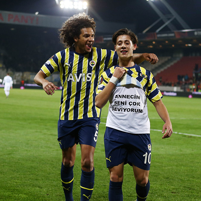 Fenerbahçe UEFA Avrupa Ligi son maçında Dinamo Kiev'i deplasmanda 2-0 mağlup ederek grubunu lider tamamladı ve adını son 16 turuna yazdırdı.