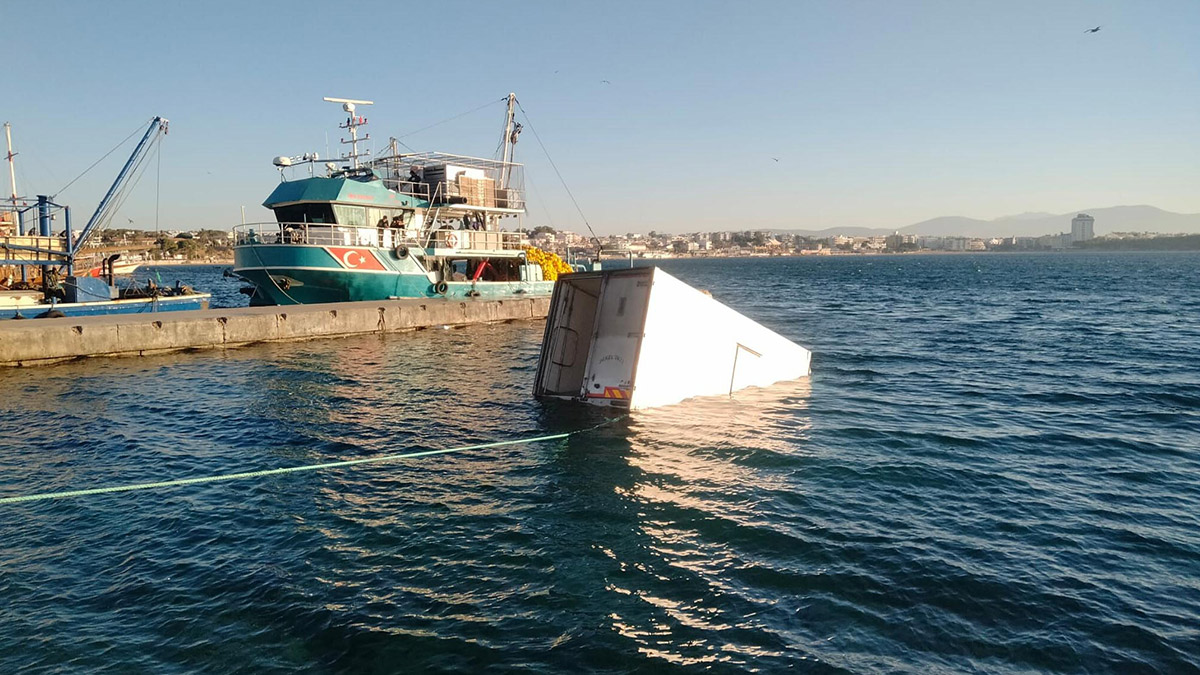 Direksiyon başında baygınlık geçirince denize düştü