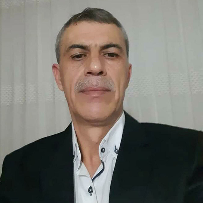 Denizli'nin Pamukkale ilçesinde psikolojik tedavi gördüğü belirtilen Ahmet Emre Irmak (24) dışarı çıkarıp saçından sürüklediği eşini bıçaklayarak öldürdü, babasını yaraladı.