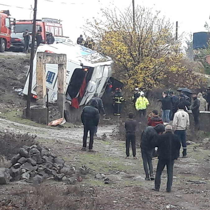 Diyarbakır'da yolcu otobüsü devrildi; 35 yaralı var