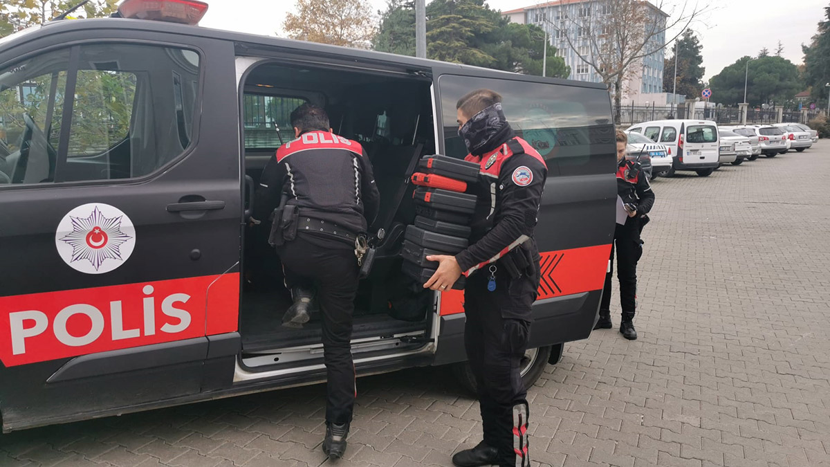 Minibüste yapılan aramada 10 tabanca ele geçirildi