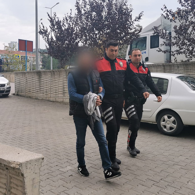 Minibüste yapılan aramada 10 tabanca ele geçirildi