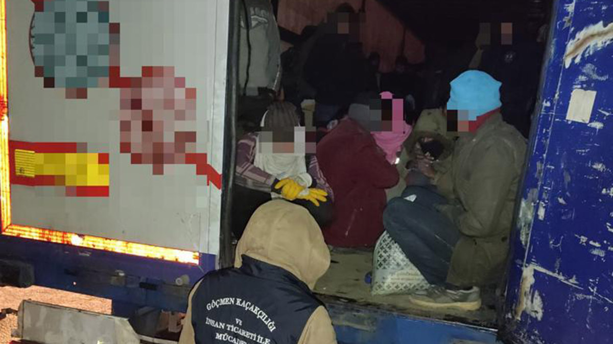 TIR'dan 133 kaçak göçmen çıktı