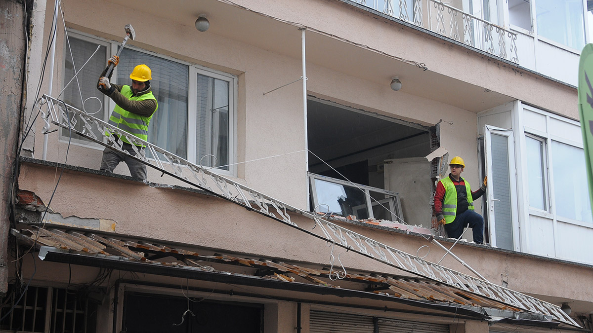 Ağır hasarlı raporu verilen bina yıkılıyor