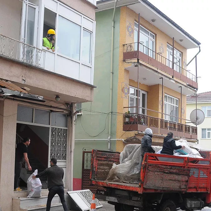 Düzce'nin gölyaka ilçesinde 5. 9'luk depremde hasar gören merkez ilçe alemdar sokak’taki 40 yaşındaki binanın, yetkililerin ağır hasarlı raporu vermesinin ardından yıkımına başlandı.