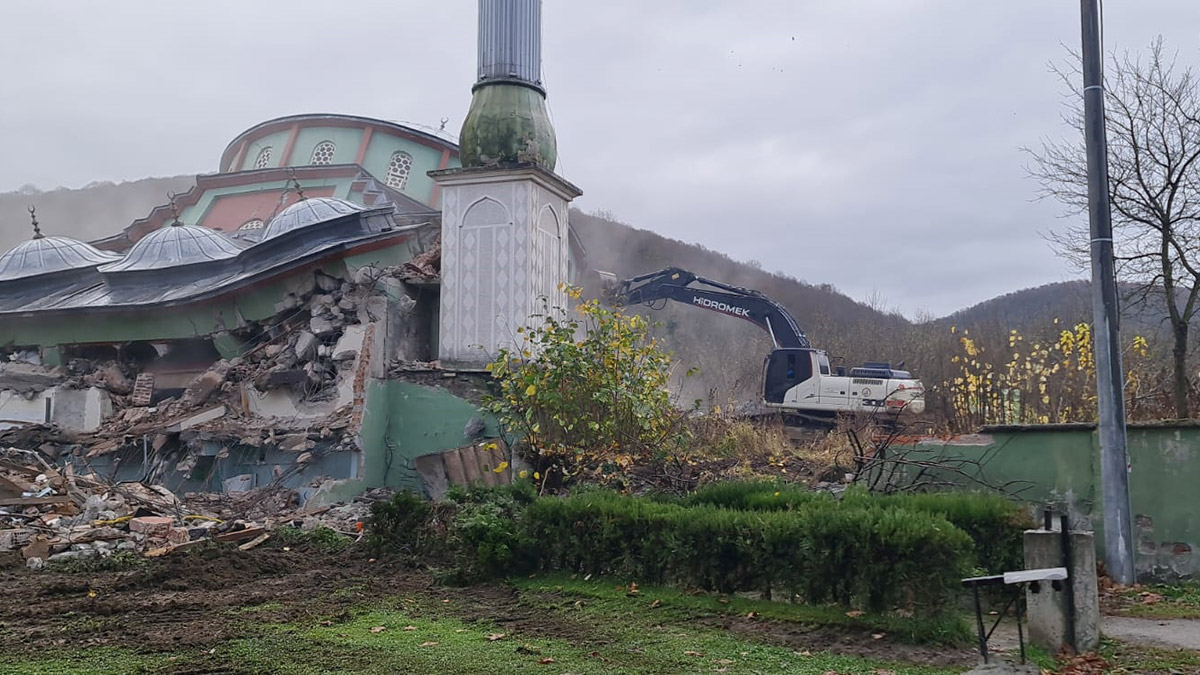 Sarıdere Köyü Camisi'nin yıkımına başlandı