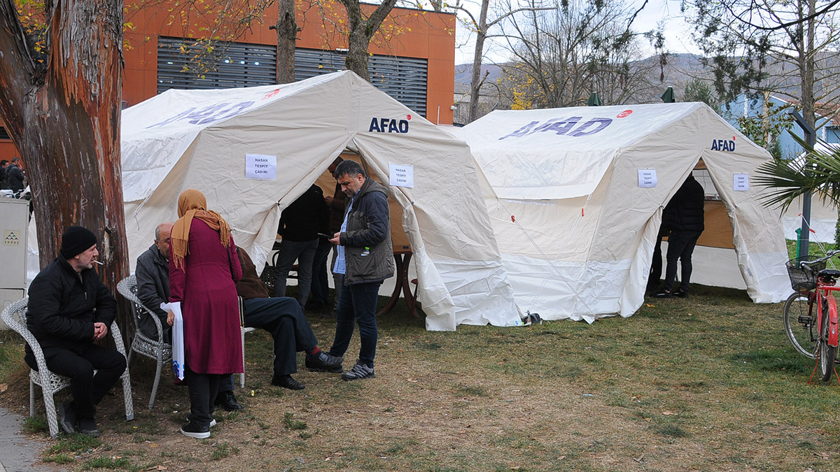 Düzce'de okullar 5 Aralık'a kadar tatil edildi, Bakan Özer hasar gören 5 okuldaki öğrencilerin de başka okullarda eğitime devam edeceğini söyledi.
