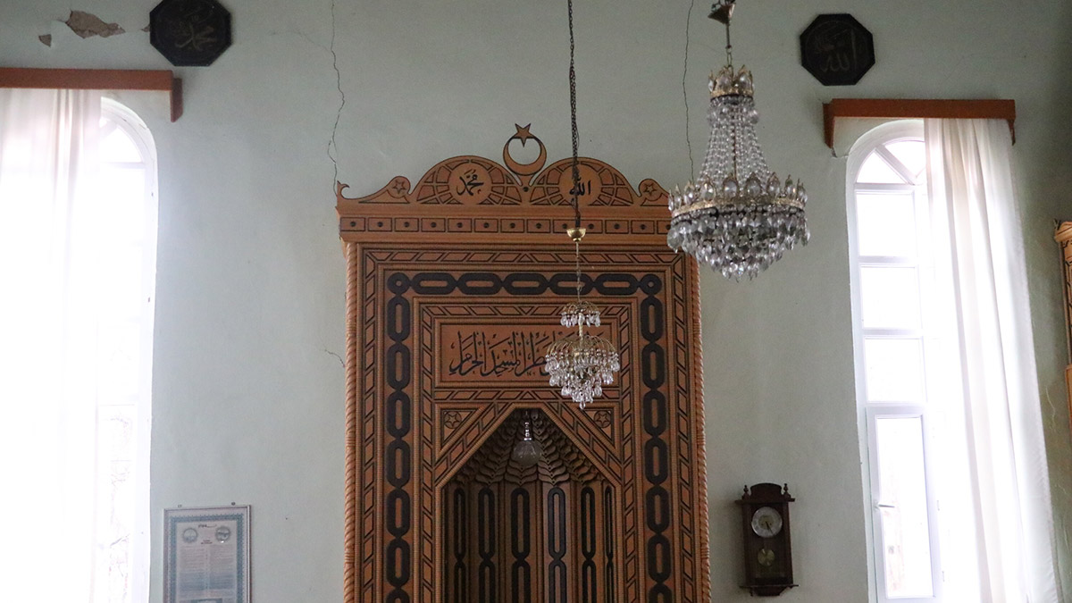 Depremde Saz köyünün camisi hasar gördü