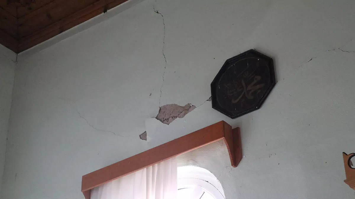 Depremde saz köyünün camisi hasar gördü