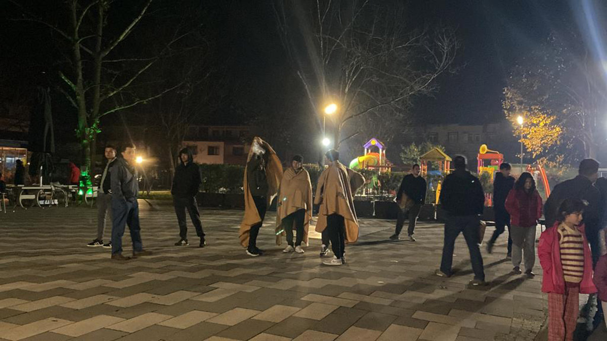 İçişleri Bakanı Süleyman Soylu deprem bölgesi Düzce'nin Gölyaka ilçesine geldi. Bakan Soylu, burada geceyi dışarıda geçiren vatandaşları ziyaret ederek geçmiş olsun dileklerini iletti.