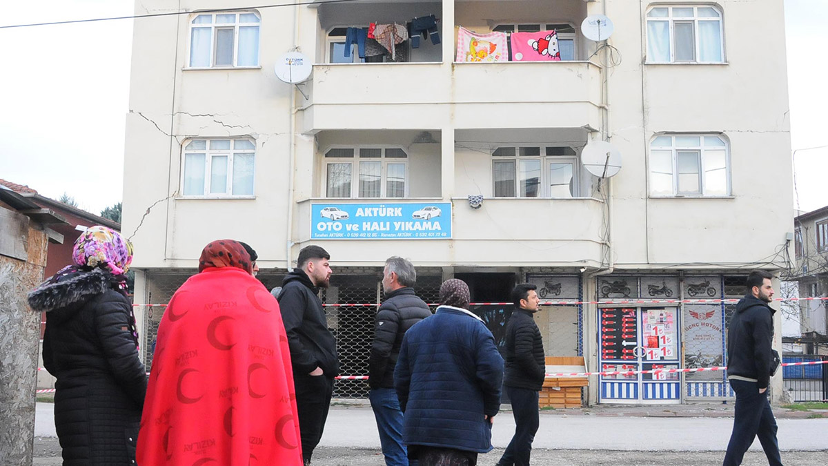 Depremde hasar gören binanın sahibi o anları anlattı