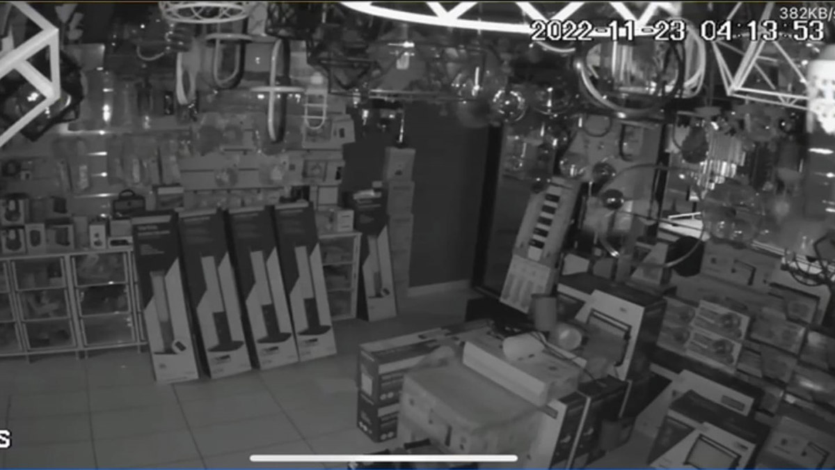 Deprem anı güvenlik kamerasına yansıdı