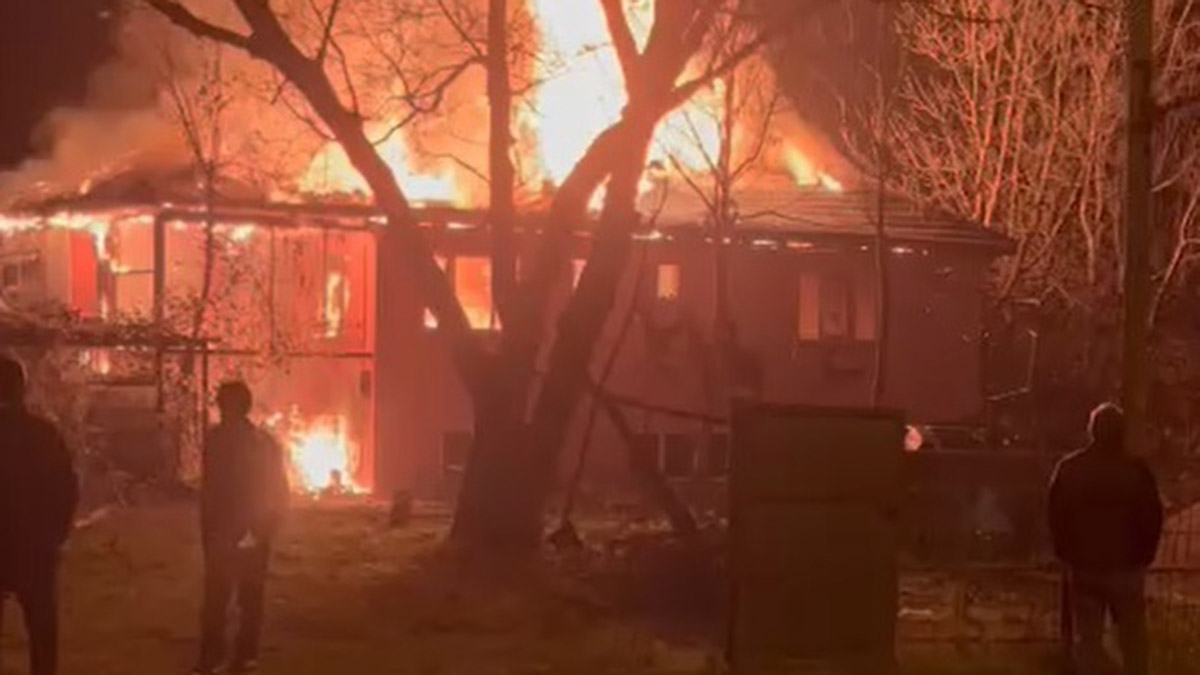 Düzce'de 2 katlı evin çatısı yandı