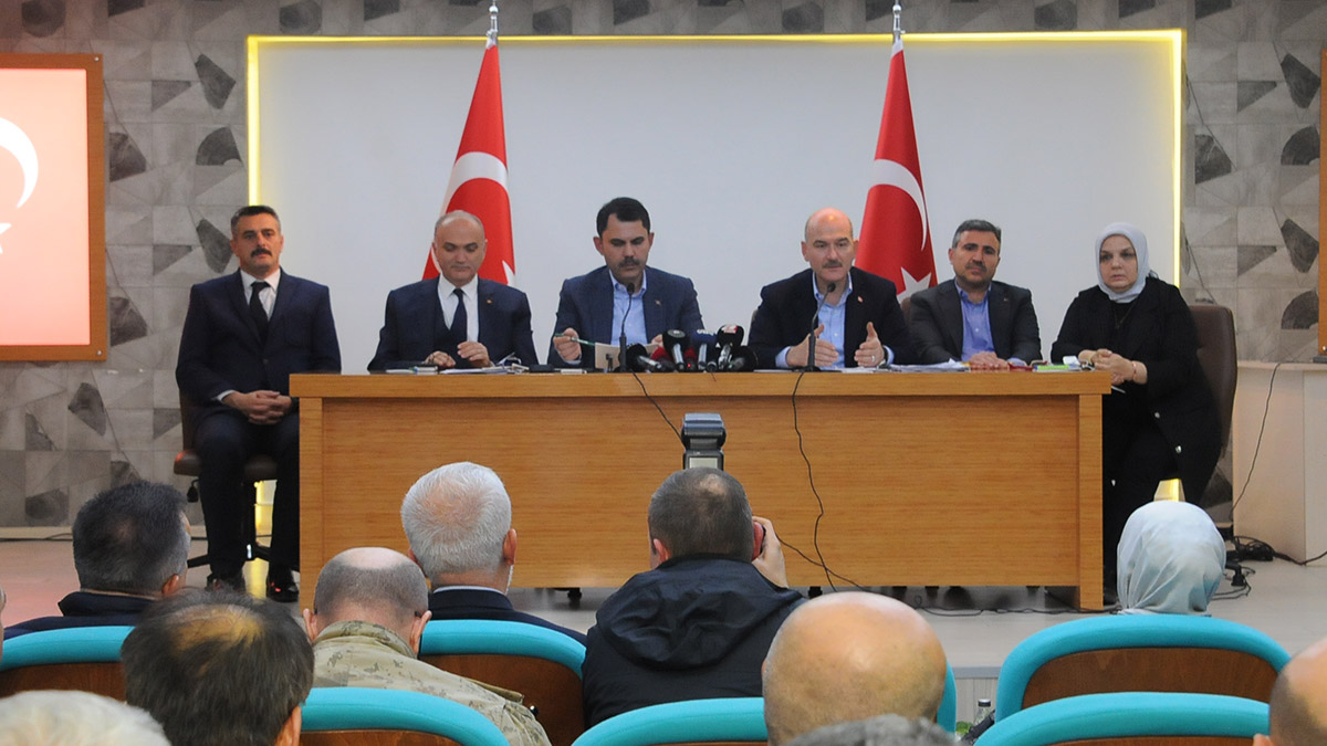 Depremde evi ve eşyası zarar görenlere yardım