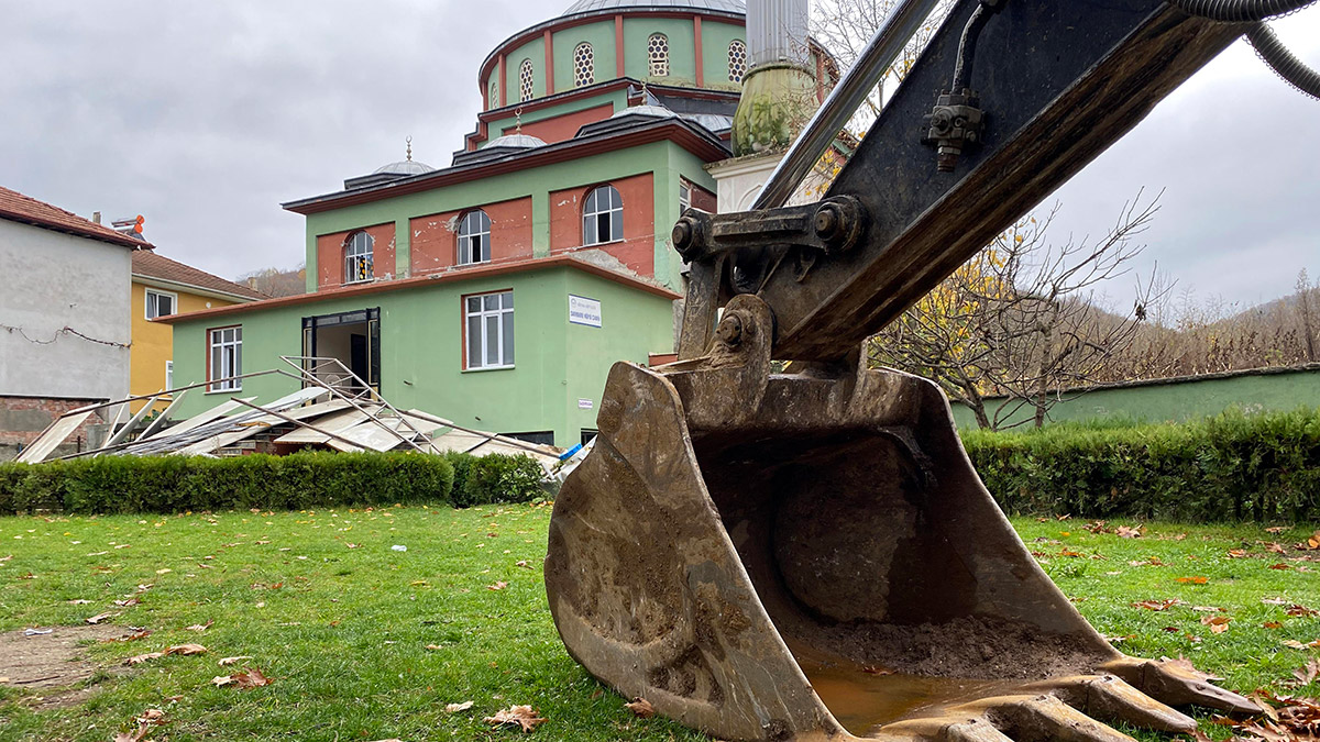 Sarıdere köyünün camisi yıkılıyor
