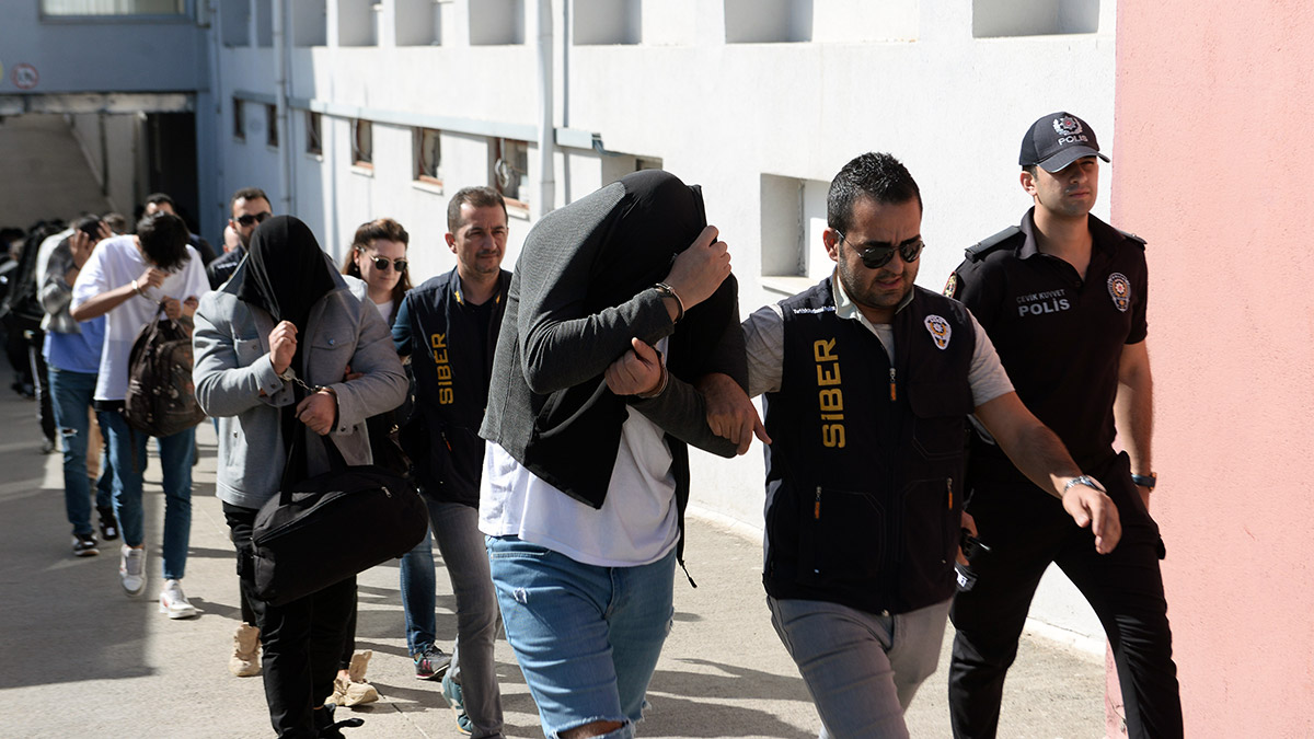 E-ticaret sitesi dolandırıcıları, mağdura matkap yerine üzerindeki tişörtü çıkarıp gönderilmiş, kendilerine banka hesabı sağlayan kişilere de ‘Fedai’ dediği ve asgari ücret tutarında maaş ödediği öğrenildi.