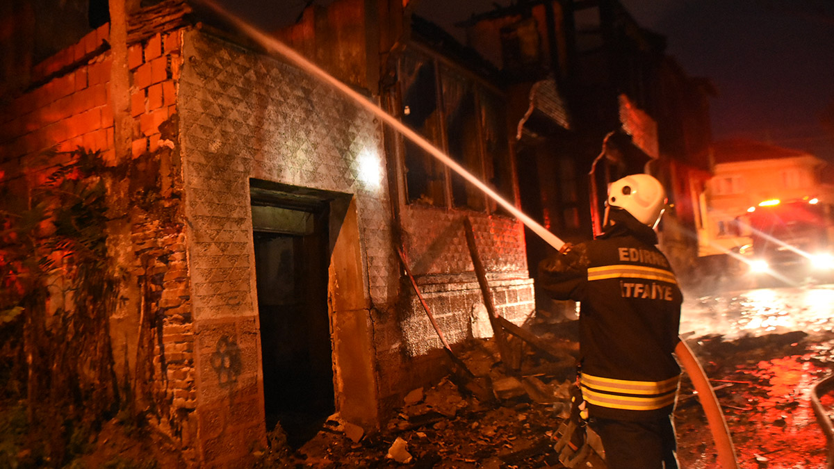Edirne'de 2 katlı ahşap ev yangında kül oldu