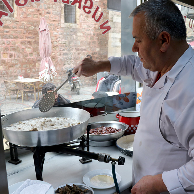 Edirne'de tava ciğerde, bazı esnafın maliyetleri neden gösterip tarifenin üzerinde fiyatla porsiyonunu 90 liraya çıkarmasının ardından kentte denetimler sıklaştırıldı.