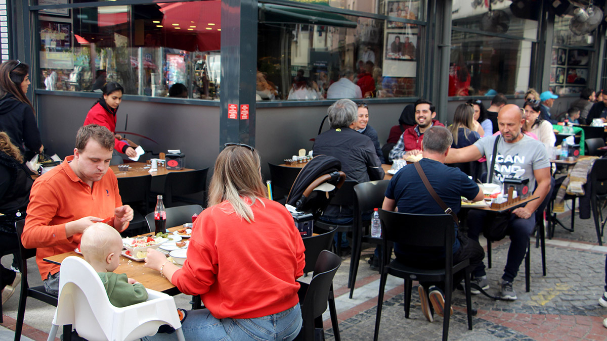 Edirne'nin meşhur lezzeti tava ciğerde bazı esnaf, artan maliyetleri neden göstererek 75 liradan satması gereken ciğerin porsiyon fiyatını 90 liraya çıkardı.