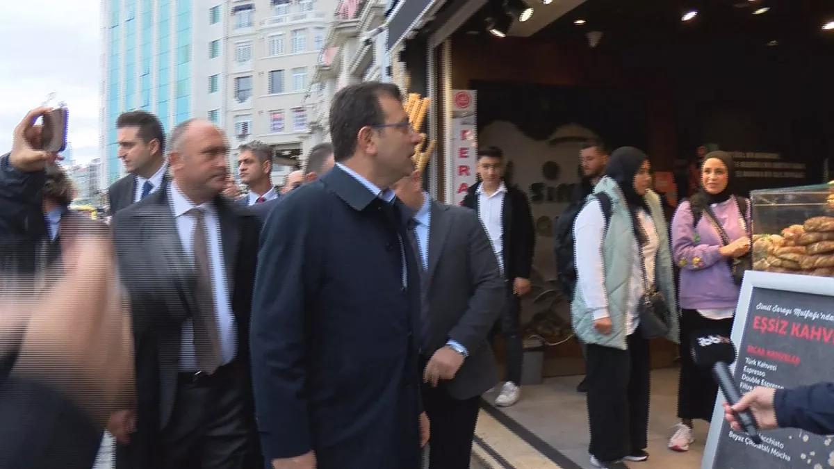 İstanbul büyükşehir belediye (i̇bb) başkanı ekrem i̇mamoğlu i̇stiklal caddesi'ndeki esnafa moral ziyaretinde bulundu.