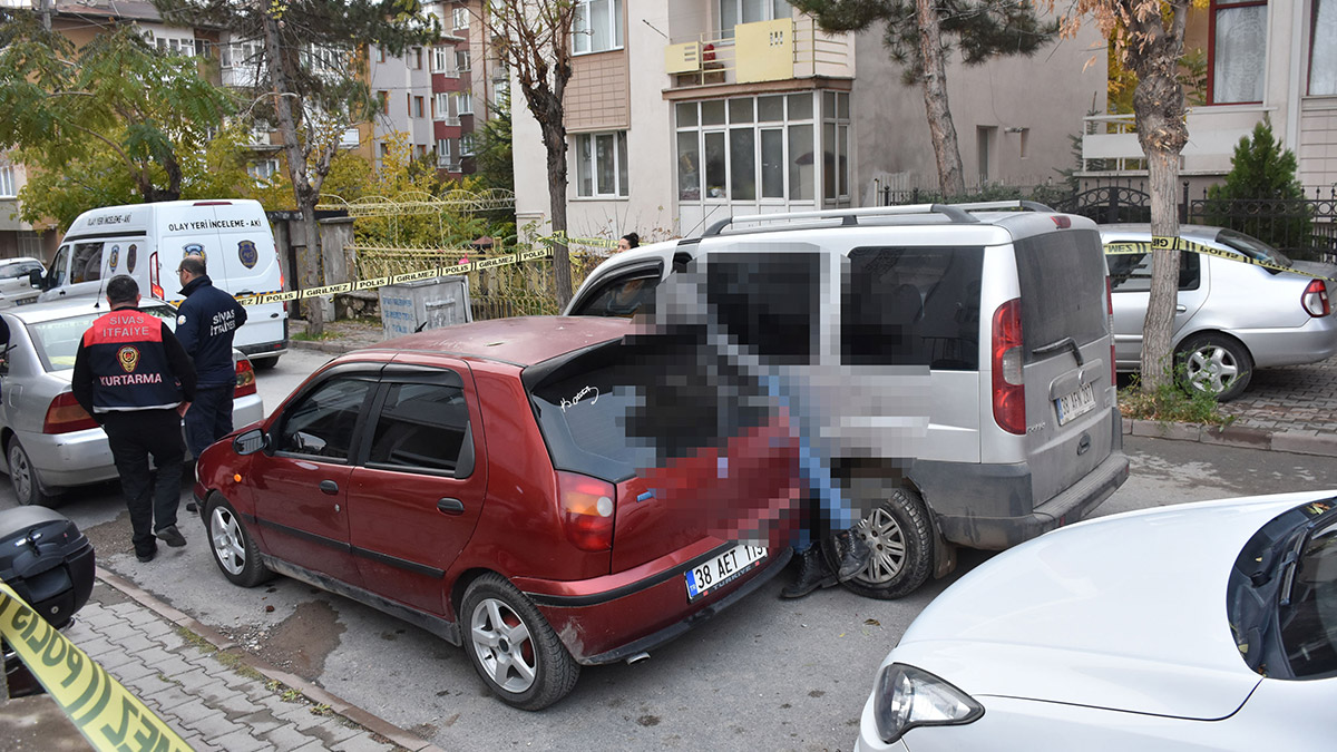 El frenini çekmeyi unuttuğu araçta sıkışarak öldü