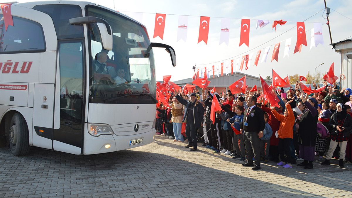 88 Ahıska Türkü Elazığ'da ailelerine kavuştu