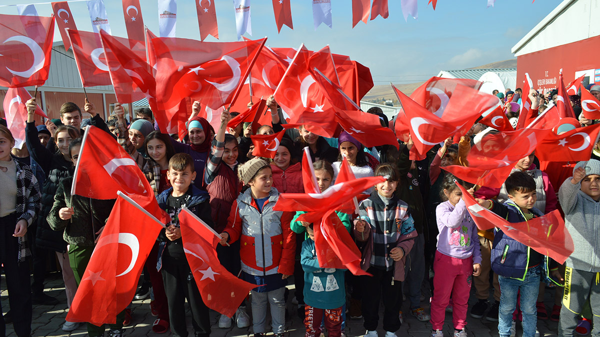Rusya ile Ukrayna arasındaki savaş nedeniyle tahliye edilen 88 Ahıska Türkü Elazığ’a getirilirken, daha önce kente gelen aileleriyle buluştu.