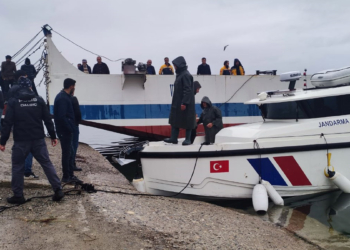 Karakaya Baraj Gölü'ne düşen 2 çocuk babası aranıyor