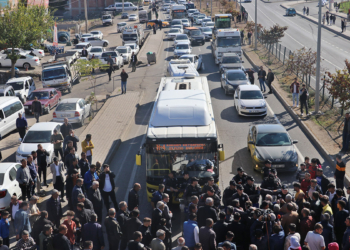 Elektrikleri kesilen mahalleli karayolunu trafiğe kapattı