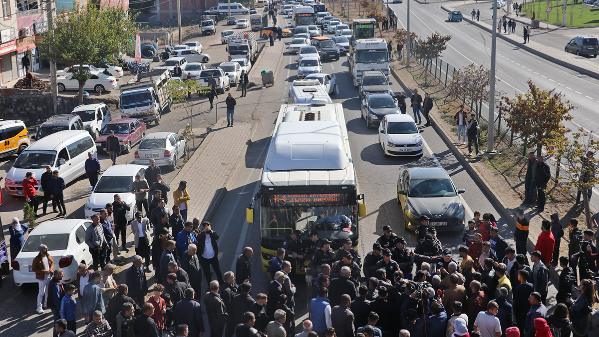 Elektrikleri kesilen mahalleli karayolunu trafiğe kapattı