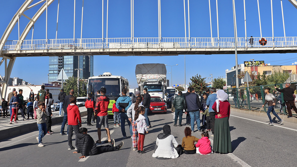 Elektrikleri kesilen mahalleli karayolunu trafiğe kapattı