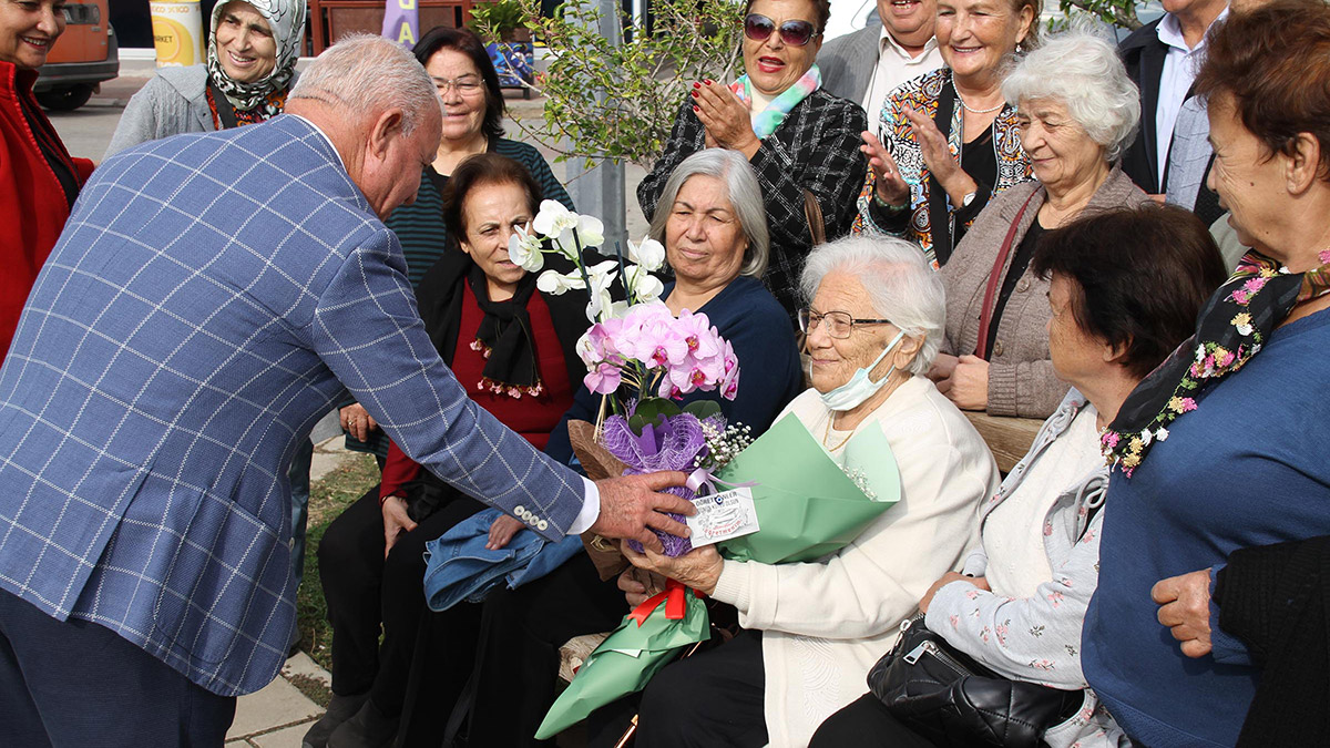 Mersin'de Erdemli Alata Teknik Bahçıvanlık Okulu’ndan 1967 yılında mezun olan 20 arkadaş, sosyal medya üzerinden bir araya gelerek Türkçe öğretmeni Emel Yılmaz'ı ziyaret etti.