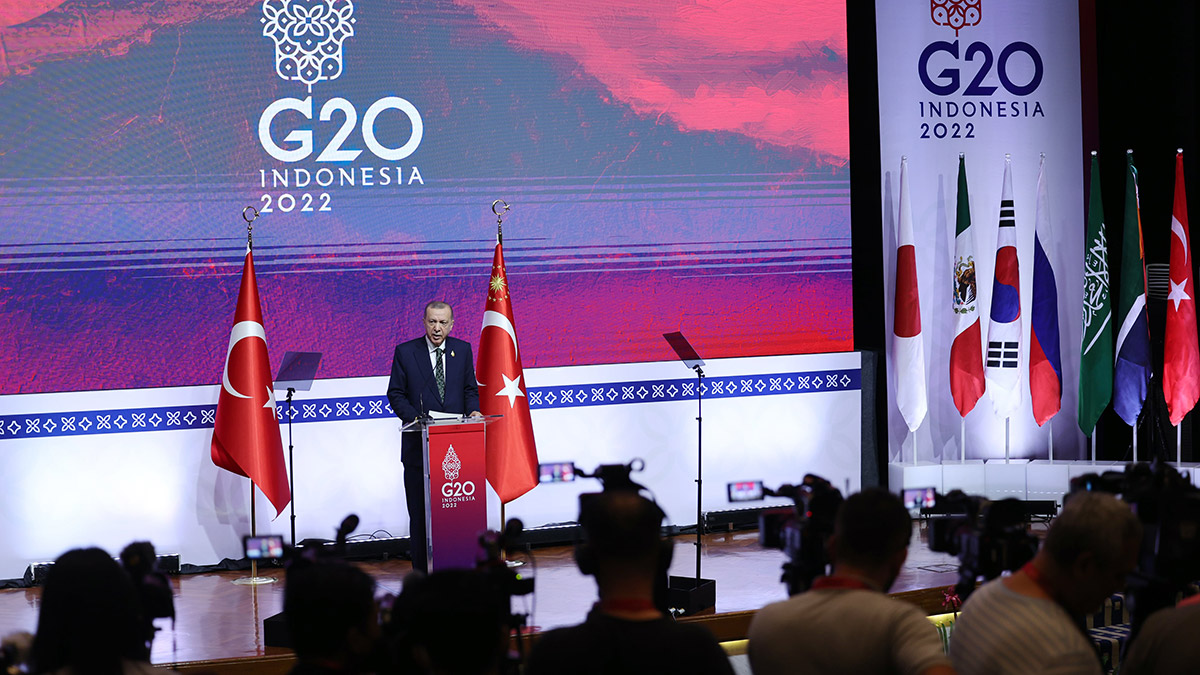 Cumhurbaşkanı Erdoğan, “Türkiye, tüm insanlığın huzurunu, barışını ve refahını etkileyen sınamalar karşısında üzerine düşeni yerine getirmenin çabasındadır” dedi.