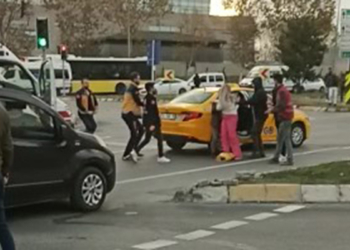 Taksi şoförü tartıştığı kadın yolcuyu darbetti